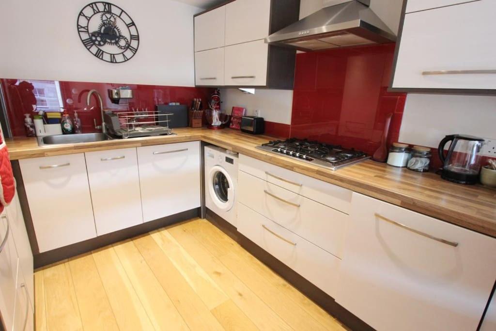 Spacious 2 Bed, 2 Bath Apartment -The Shore, Leith إدنبرة المظهر الخارجي الصورة