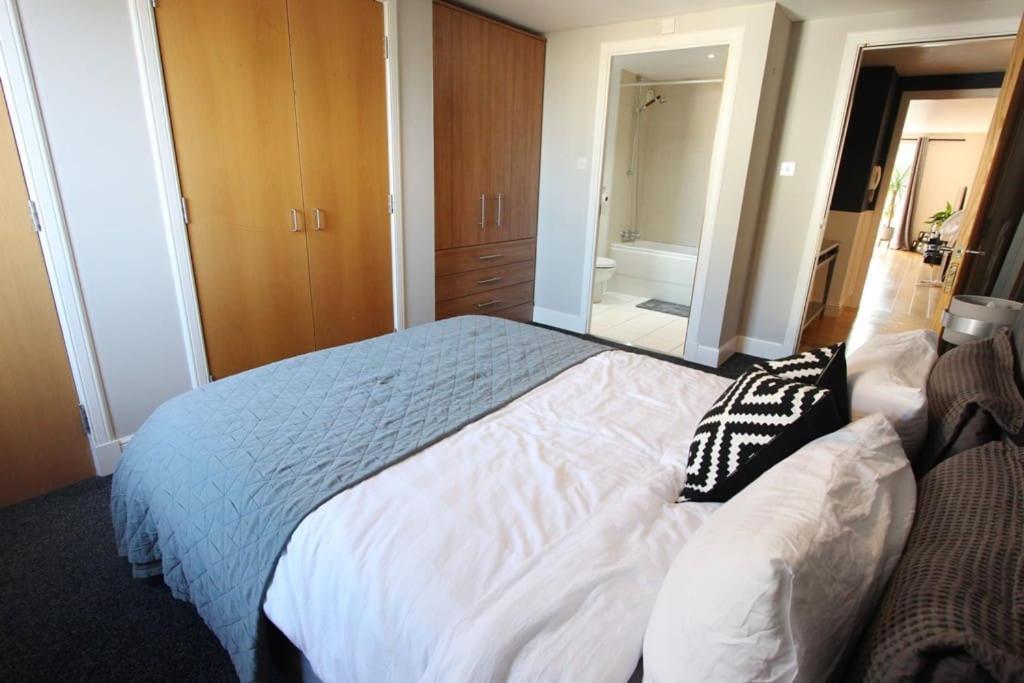Spacious 2 Bed, 2 Bath Apartment -The Shore, Leith إدنبرة المظهر الخارجي الصورة