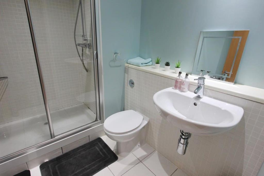 Spacious 2 Bed, 2 Bath Apartment -The Shore, Leith إدنبرة المظهر الخارجي الصورة